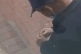 心酸！大爷路边卖核桃，客人试吃后不买，大爷捡起剩余核桃碎吃掉图片