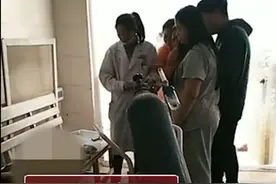 痛心！河南一男婴吃苹果被卡窒息身亡，家长躺地打滚痛哭图片
