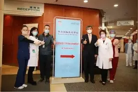 韩国驻上海总领事接种中国疫苗：现场曝光，合影时竖大拇指图片