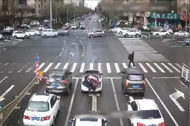 52秒｜轿车后备箱惊现人影 男子手拽电动车被路人抓拍后遭处罚视频封面