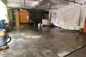 小区车库无证洗车店污水四溢，店主：“水费单不是写了污水处理费吗？”图片