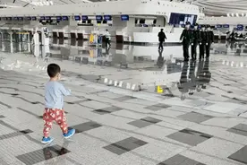 当两岁萌娃遇见武警官兵，这一幕太暖图片