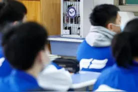 让中学生当众砸手机，这是教育秀还是真震慑？图片