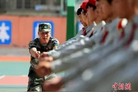 高中阶段学生军训教学大纲发布：不得少于7天共56课时图片