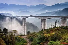 沿着高速看中国｜世界第一高墩、双螺旋隧道……看云端高速“逆天”而行图片