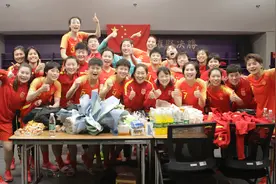 全球连线｜中国女足牛不牛？新华社记者独家直击赛后姑娘们的风采！视频封面