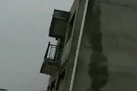 新房变成“楼歪歪”！村支书：地基打在了小水塘上图片