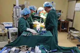 30岁小伙股骨头坏死达Ⅳ期，激素药物需慎用图片