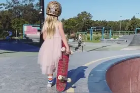 太飒了！6岁小女孩身穿粉红公主裙玩滑板走红图片