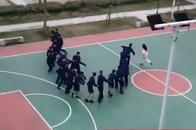 小姐姐与消防员玩老鹰抓小鸡被全网羡慕，身份曝光……图片