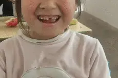 “鸡腿”姑娘火了！背后还有个80后白发校长图片