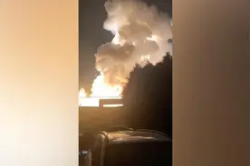 厦门一五金加工厂起火，25辆消防车120名指战员现场处置视频封面
