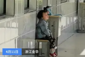 妈妈参加自学考试整整两个半小时，宝宝在门口不哭不闹乖乖等待图片