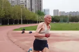 81岁老人坚持20年跑400米：跑一圈用时1分31秒视频封面