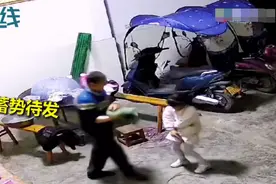 爷爷狂风暴雨般给孙女洗脸！孩子妈妈翻监控看到一幕笑翻网友图片