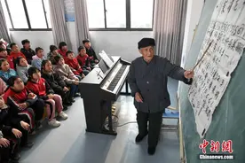 92岁老人用歌声给乡村孩子传递爱的力量图片