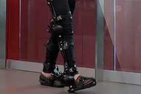 爬楼太喘？外骨骼机器人来助力，还能自动识别行走环境图片