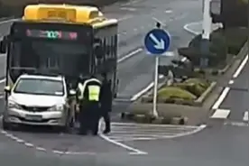 女子驾车途中昏迷 交警破窗后医生现场心肺复苏视频封面
