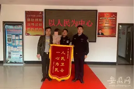 趁爸爸睡着，2岁女童出门玩耍后迷路街头图片