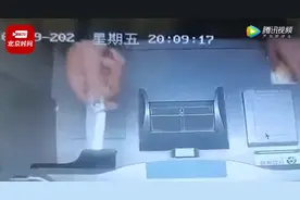 江西一男子醉酒持刀狂捅ATM机，与警方对峙后被制服图片