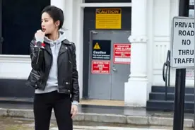 刘亦菲最新街拍造型曝光 穿酷黑机车夹克飒中带美图片