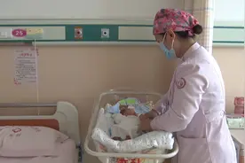 100秒｜产妇车内分娩医护接力救助，还当起临时家属买饭、喂宝宝、换尿布…图片