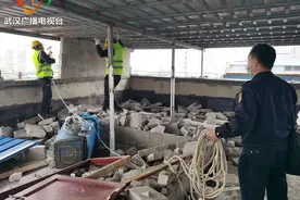 雨棚“长高”变违建 江岸城管予以拆除图片