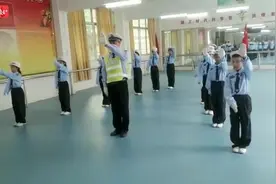 视频｜来，连州交警蜀黍教你交通手势指挥操图片