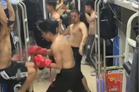 35秒｜不健身没法做朋友！体育学院的男生寝室都是这样的画风？视频封面