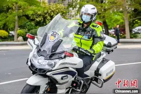 福州首支女子骑警队：女警风范，一“骑”当先图片