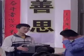 75秒丨一定是最好的老师了！高三学生集体给班主任送上生日惊喜 感动到哭视频封面