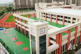 金湾海畔新校立！省实金湾初中新校园投用图片