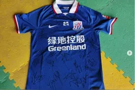 收藏价值满满 黄博文晒于汉超赠送的申花全队签名球衣图片