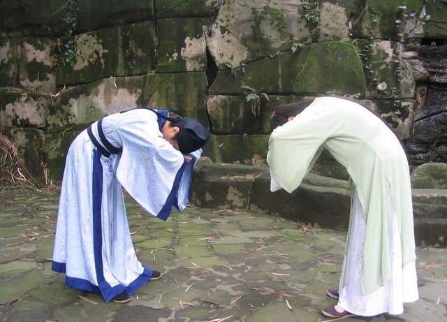 接下来我们就来了解一下这些揖礼都有哪些不同吧!