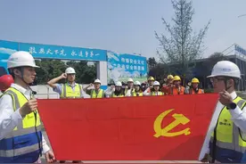 建筑工地一线上党课 农民工党员重温入党誓词图片