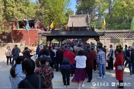 “三月三”蟠桃会，各地香客齐聚泰山王母池敬香祈福图片