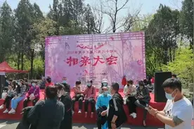 济南千佛山三月三相亲会：女的比男的多！70%是家长替孩子来的视频封面