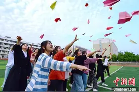 江西会昌高三学生“趣味游戏”减压迎高考图片
