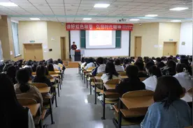 69秒丨在黄土地上唱响英文版陕北民歌 陕西一英语老师将100多首陕北民歌译成英文图片