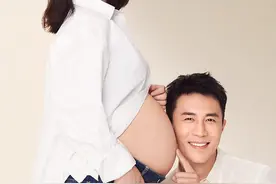 杜淳晒妻子孕照，开心亲吻老婆孕肚图片