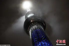 奥运会倒计时100天 东京地标建筑亮灯图片