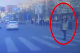 女子致谢礼让车辆，下一秒却被另一辆车撞倒！视频惊心图片