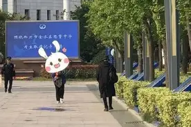 马嘉祺回校参加高考体检 乖乖排队等待乖巧十足图片