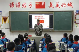 邓华将军侄孙为小学生讲党史故事图片