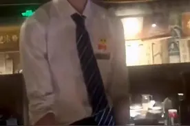 上海男子点8只牛蛙质疑数量不足，与店员数腿确认，最后店家赔偿图片