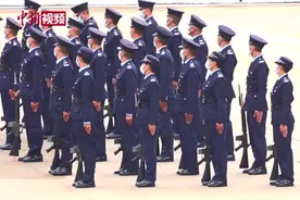 直击“香港特色”中式步操：粤语口令“正步走”视频封面