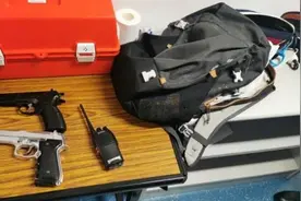 香港一兼职记者在警校附近被捕：身上搜出仿真枪与对讲机图片