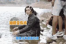 太敬业！王凯带病拍摄泥浆戏 躺在水里加泥加沙图片