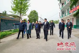 西平县委书记聂晓光一行参观指导金刚中学红色文化进校园活动图片