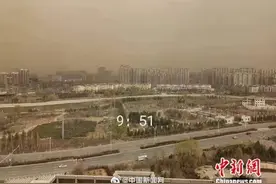 7分钟，一栋楼被沙尘“淹没”图片